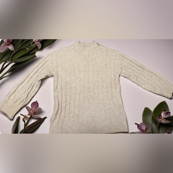 H&M XS Woman’s Mock Neck Sweater. Beige. Soft. Warm. - Picture 3 of 8
